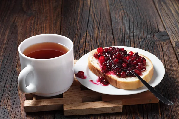 Tasse de thé et pain à la confiture — Photo