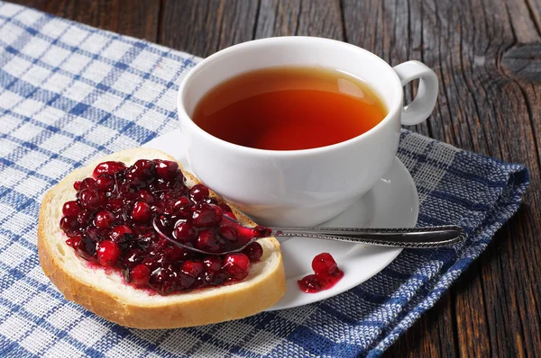 Weißbrot mit Marmelade und Tee — Stockfoto