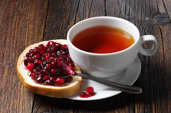 Pane bianco con marmellata e tè — Foto Stock