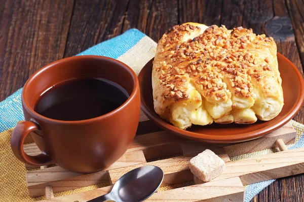 Bollos dulces con nueces y café —  Fotos de Stock