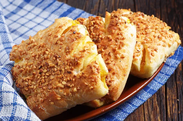 新鮮なパンとナッツ — ストック写真