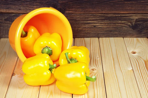 Gele paprika in kom — Stockfoto