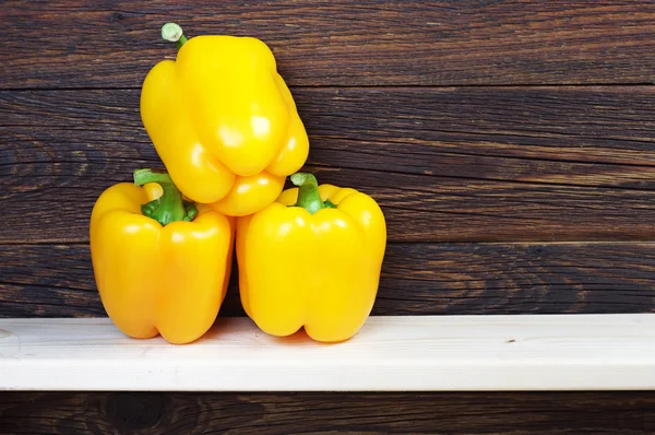 Gele paprika in kom — Stockfoto