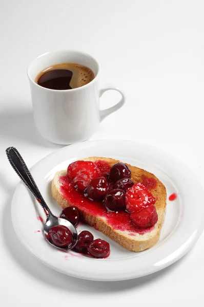 Brood met ingeblikt fruit en koffie — Stockfoto