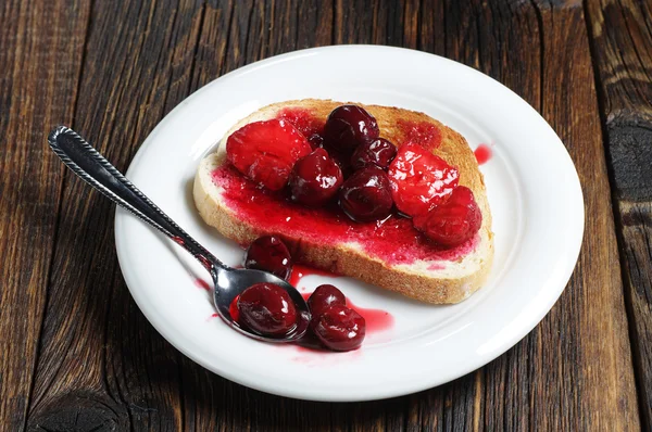 Pan con frutas enlatadas —  Fotos de Stock