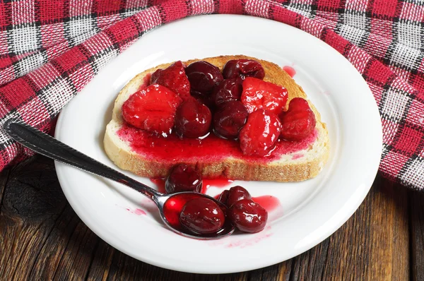 Pane con frutta in scatola — Foto Stock