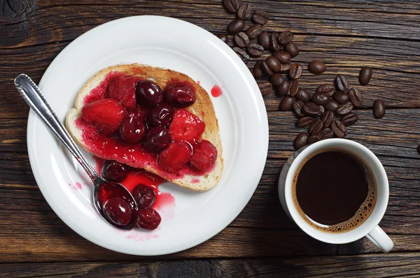 Pan con frutas enlatadas y café —  Fotos de Stock