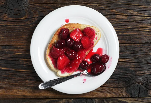 Pan con frutas enlatadas — Foto de Stock