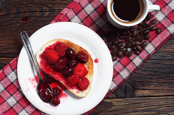 Bread with canned fruits and coffee — Stock Photo, Image