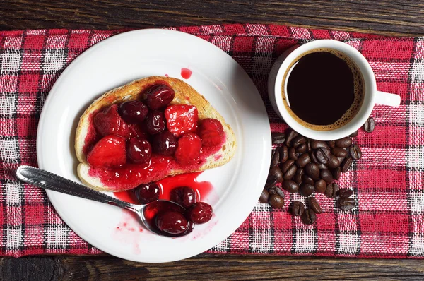 Bread with canned fruits and coffee