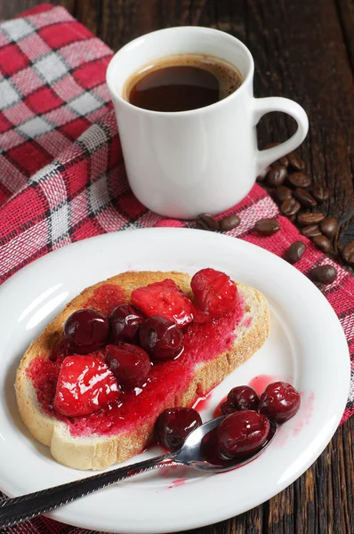 缶詰の果物とコーヒーとパン — ストック写真