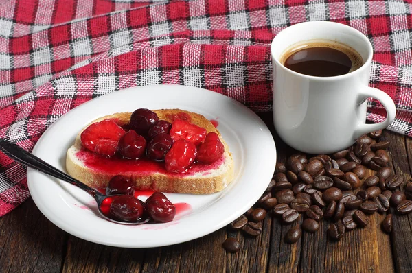 Bread with canned fruits and coffee — Stock Photo, Image