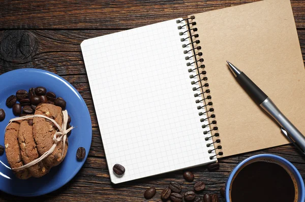 Taza azul de café, galletas y bloc de notas — Foto de Stock