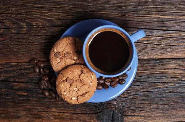 Blue cup of coffee with cookies — Stock Photo, Image