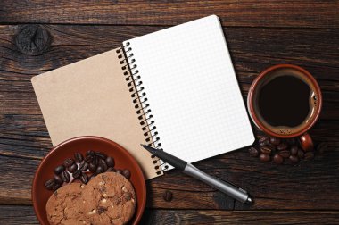 Kahverengi fincan kahve ve not defteri