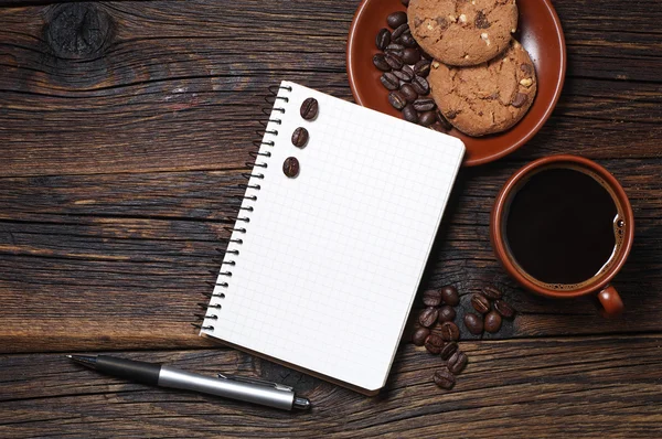 Tasse Kaffee, Kekse und Notizblock — Stockfoto