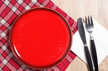 Kırmızı tabak, çatal ve bıçak