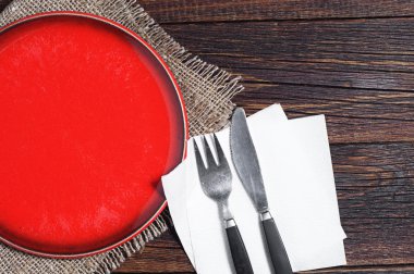 Boş kırmızı tabak, çatal ve bıçak