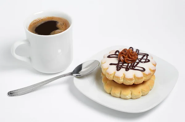 Bolo redondo pequeno com creme de chocolate — Fotografia de Stock