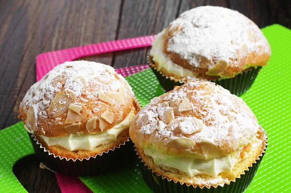 Gâteau au thé avec crème fouettée — Photo