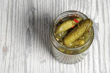 salatalık turşusu ile jar