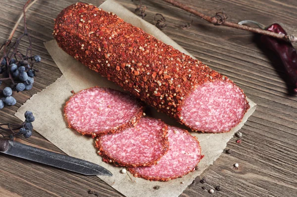 Salame de salsicha e fatias — Fotografia de Stock