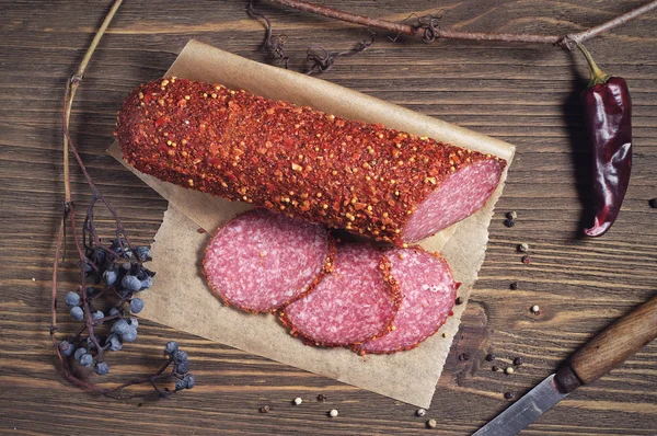 Worst salami met kruiden — Stockfoto
