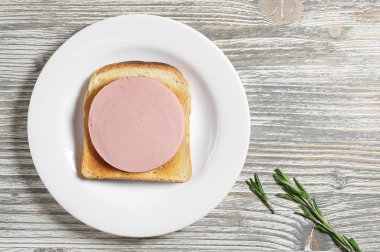 Kızarmış ekmek ve sosis sandviç