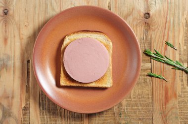 Kızarmış ekmek ve sosis sandviç