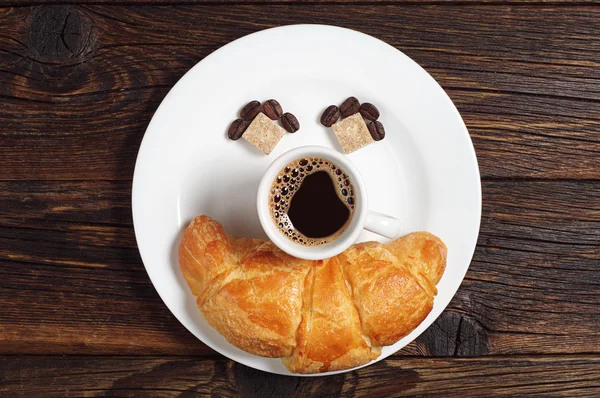 Caffè con croissant in piatto — Foto Stock