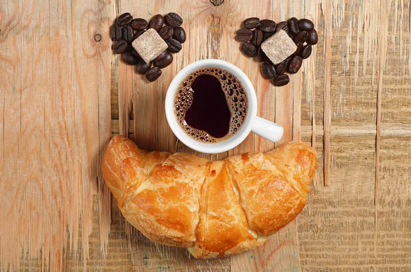 Kahvi croissanteilla — kuvapankkivalokuva
