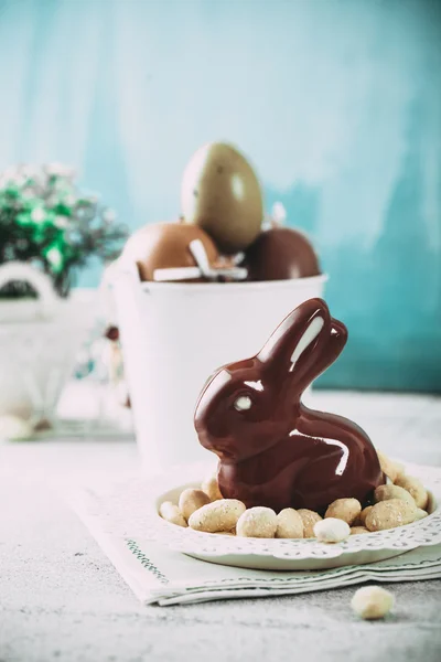 Яйца и кролик на пасхальном столе — стоковое фото