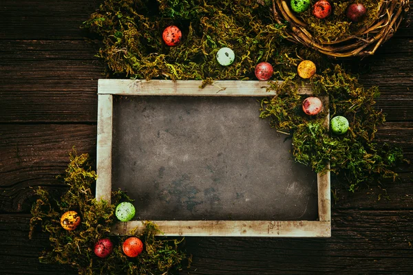 Œuf de Pâques dans le panier — Photo