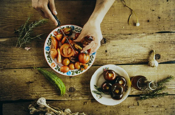 Chef está preparando salada de legumes — Fotografia de Stock