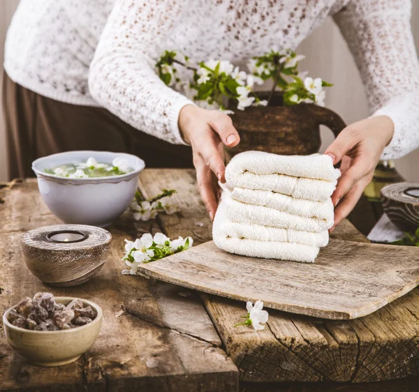 스파 여성 노동자는 치료를 준비 하 — 스톡 사진