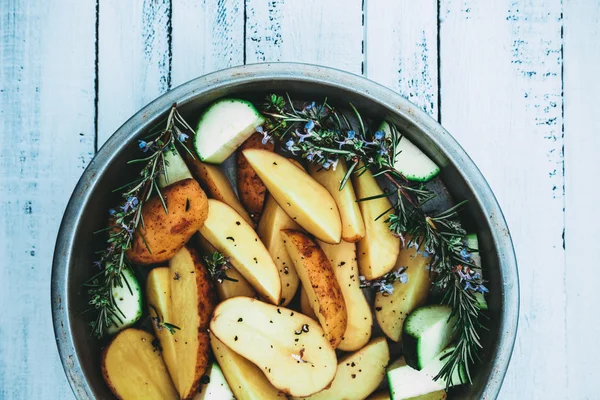 Bereiding van aardappelen met kruiden — Stockfoto