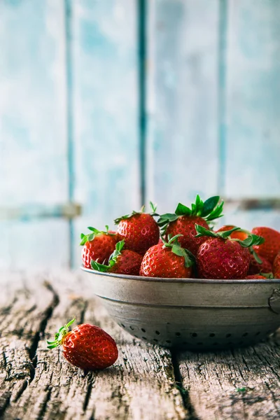 Aardbeien op hout — Stockfoto