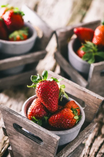 Erdbeeren auf Holz — Stockfoto