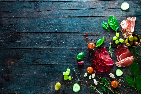 Vista dall'alto rustica degli ingredienti — Foto Stock