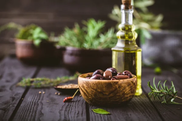 Olive oil with herbs — Stock Photo, Image