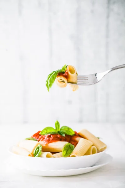 Nudeln mit Tomatensauce — Stockfoto