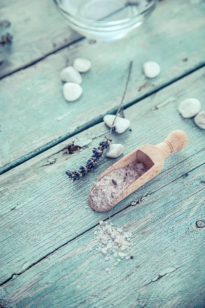 Ramo de flores de lavanda en madera — Foto de Stock