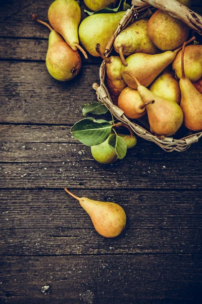 Peras orgánicas frescas sobre madera vieja — Foto de Stock