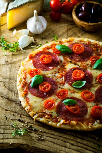 Fresh pizza on wood — Stock Photo, Image