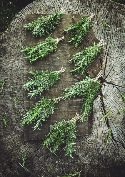 Rosemary fresco em madeira — Fotografia de Stock
