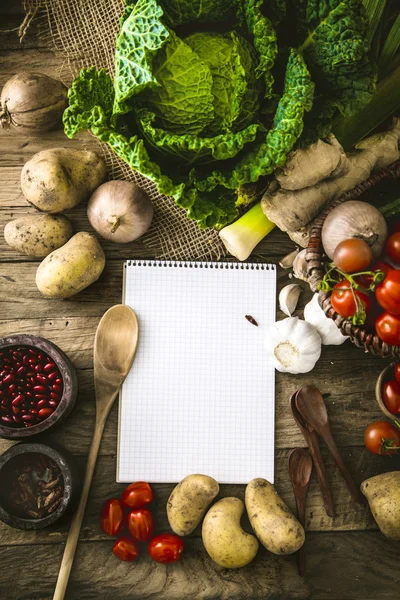 Legumes em madeira — Fotografia de Stock