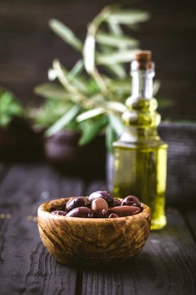Olive oil with herbs — Stock Photo, Image