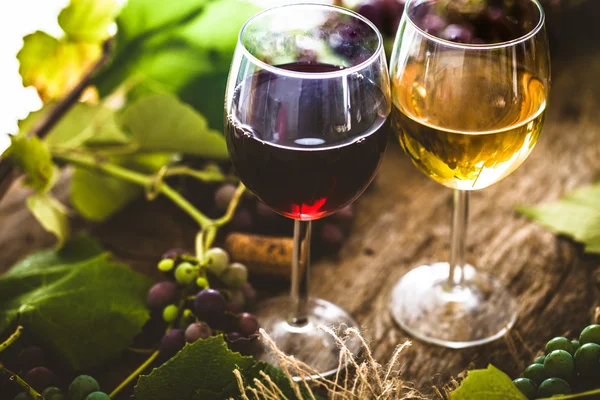 Alter Weißwein auf Holz — Stockfoto