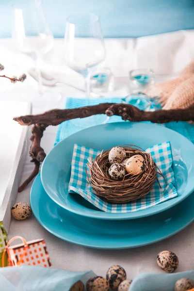 Ostertafel Gedeckt Frische Eier Auf Dem Teller Frühlingstisch — Stockfoto