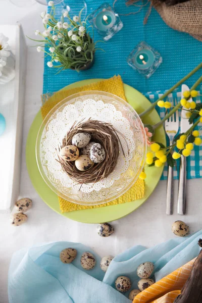 Ostertafel Gedeckt Frische Eier Auf Dem Teller Frühlingstisch — Stockfoto